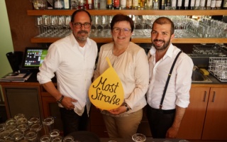 Besitzer Markus Holley mit Obfrau LAbg. Bgm. Michaela Hinterholzer und Restaurantleiter OliverLehner