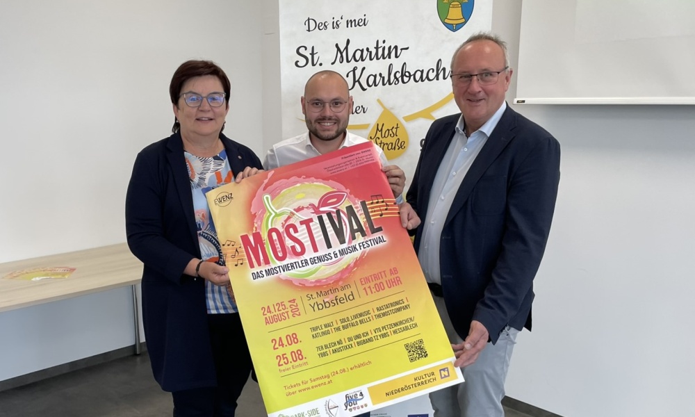 Bgm. Michaela Hinterholzer, Obfrau der LEADER-Region Tourismusverband Moststraße, Fabian Wenzl von EWENZ - Veranstaltungsorganisation & Eventverleih und Bgm. Martin Ritzmaier von der Marktgemeinde St. Martin-Karlsbach präsentieren das Programm des diesjährigen Mostivals; ©Moststraße Bgm. Michaela Hinterholzer, Obfrau der LEADER-Region Tourismusverband Moststraße, Fabian Wenzl von EWENZ - Veranstaltungsorganisation & Eventverleih und Bgm. Martin Ritzmaier von der Marktgemeinde St. Martin-Karlsbach präsentieren das Programm des diesjährigen Mostivals; ©Moststraße