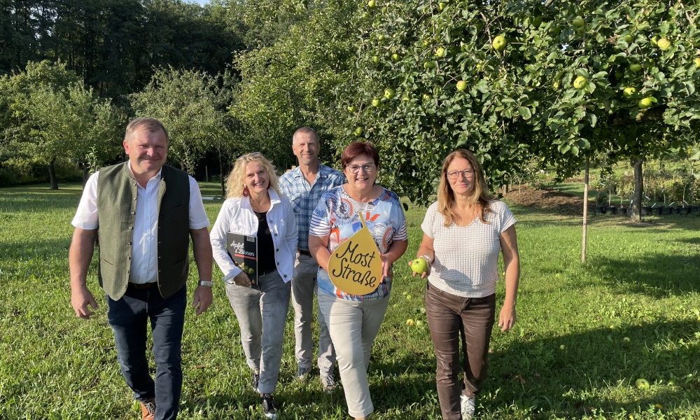 Bgm. Josef Unterberger, Moststraße-Obfrau Bgm. Michaela Hinterholzer sowie die Pomologinnen Gerlinde Handlechner und Martina Schmidthaler freuen sich auf das Erkunden von über 100 unterschiedlichen Sorten bei Familie Tempelmayr in Wolfsbach Bgm. Josef Unterberger, Moststraße-Obfrau Bgm. Michaela Hinterholzer sowie die Pomologinnen Gerlinde Handlechner und Martina Schmidthaler freuen sich auf das Erkunden von über 100 unterschiedlichen Sorten bei Familie Tempelmayr in Wolfsbach